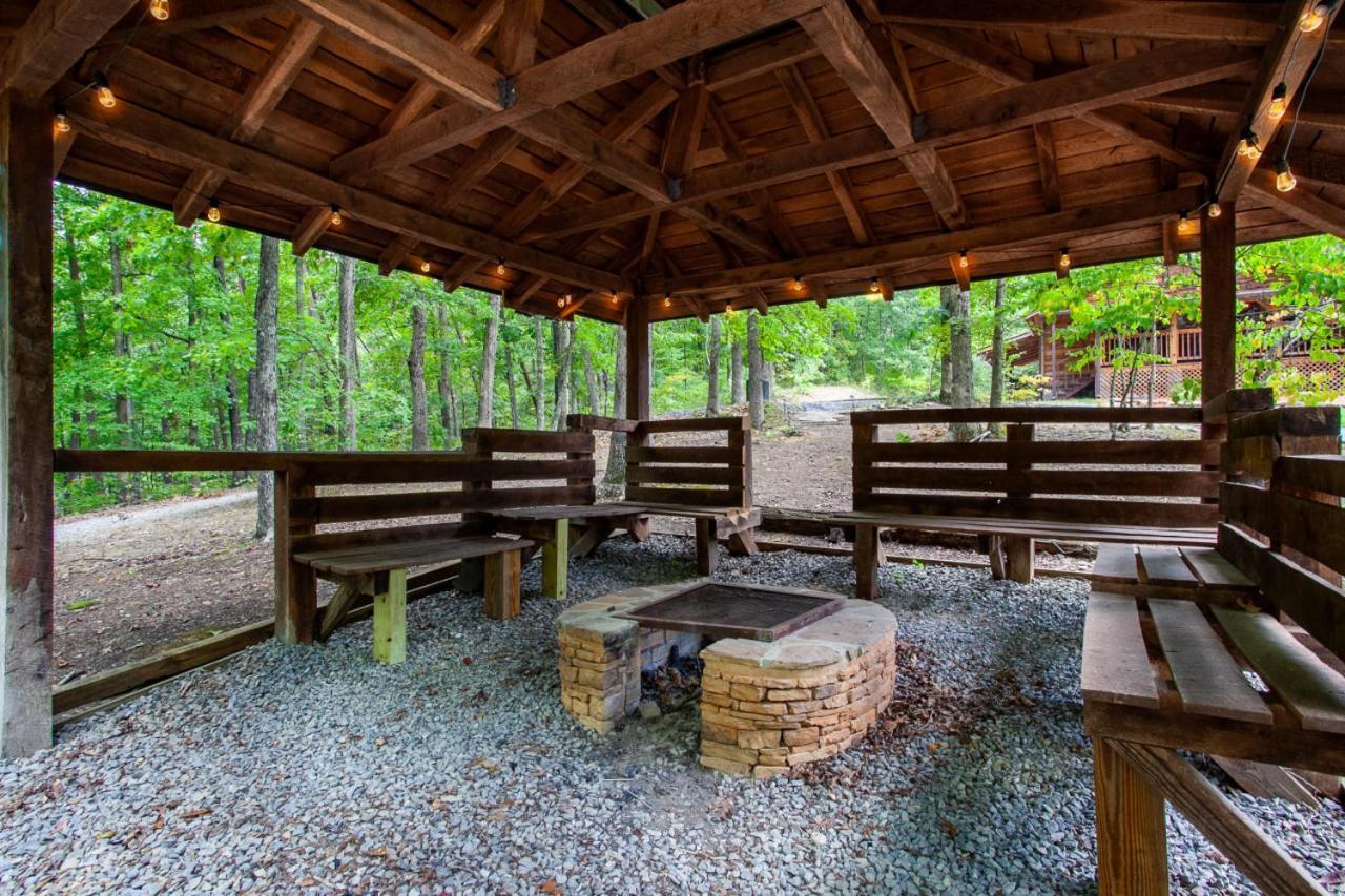 Forest Home Hot Tub Fire Pit Pool Table بيدجن فورج المظهر الخارجي الصورة