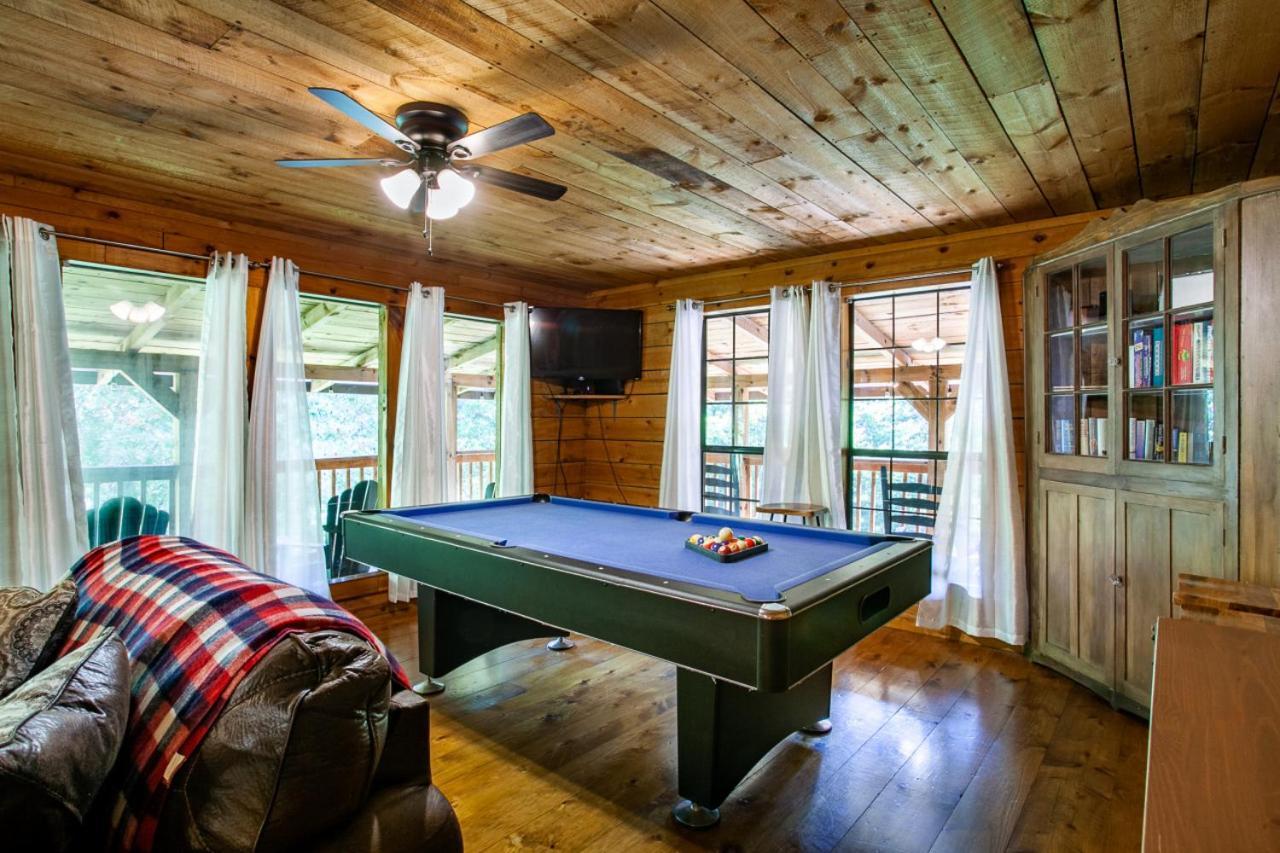 Forest Home Hot Tub Fire Pit Pool Table بيدجن فورج المظهر الخارجي الصورة