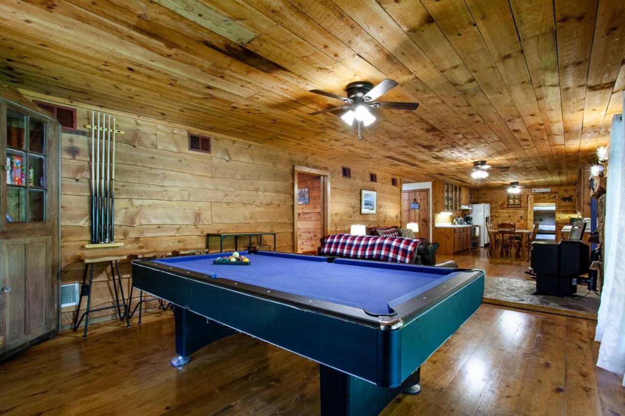 Forest Home Hot Tub Fire Pit Pool Table بيدجن فورج المظهر الخارجي الصورة