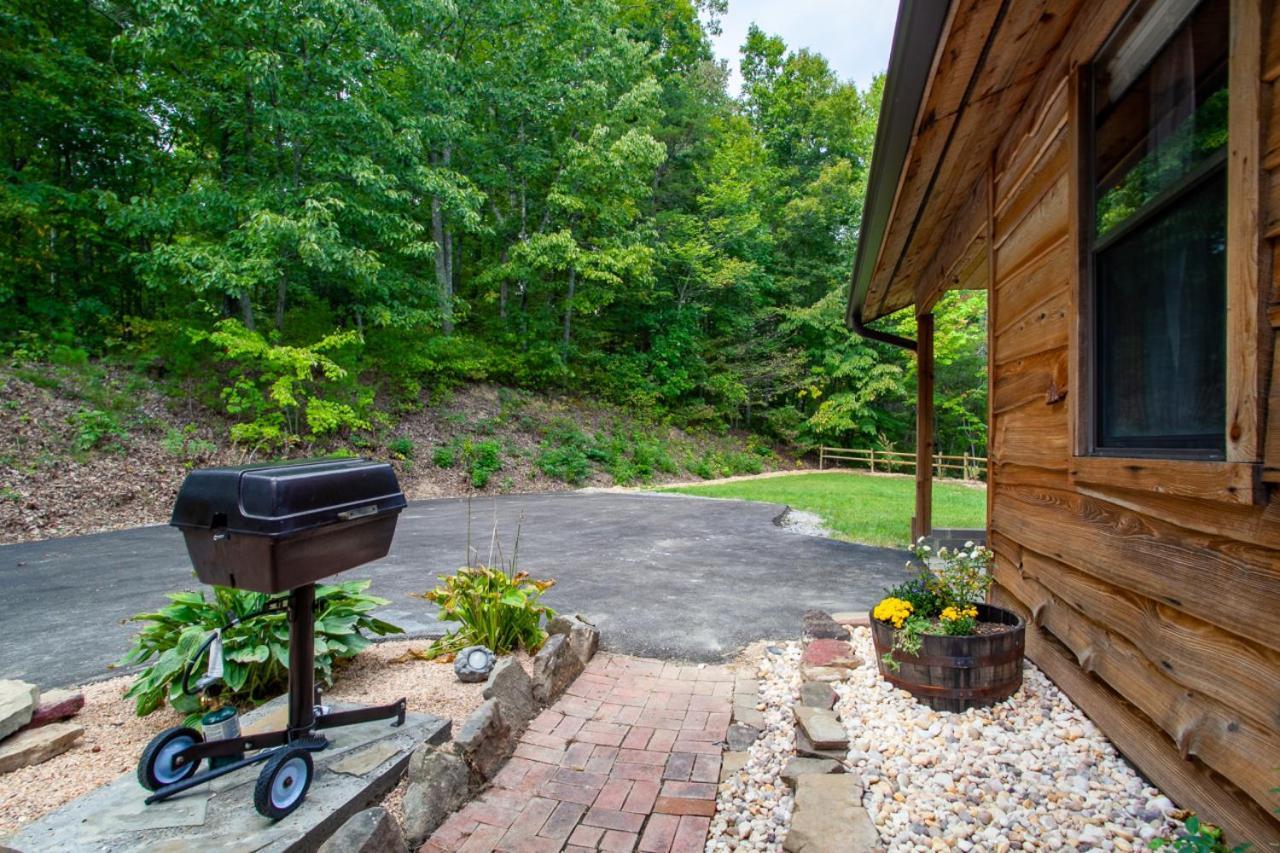 Forest Home Hot Tub Fire Pit Pool Table بيدجن فورج المظهر الخارجي الصورة