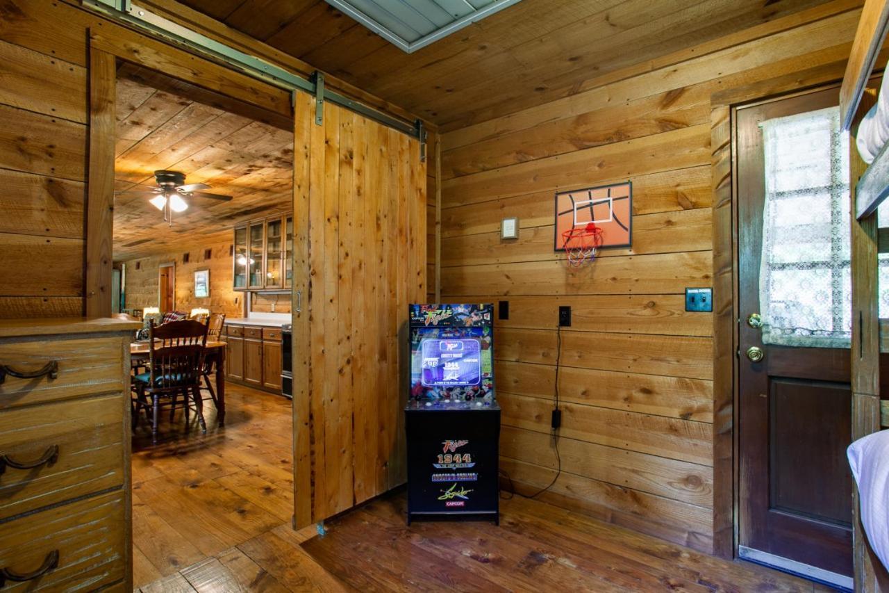 Forest Home Hot Tub Fire Pit Pool Table بيدجن فورج المظهر الخارجي الصورة