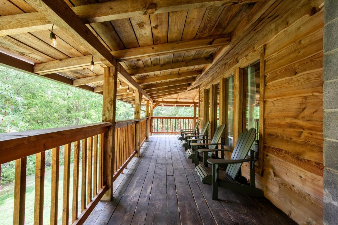 Forest Home Hot Tub Fire Pit Pool Table بيدجن فورج المظهر الخارجي الصورة